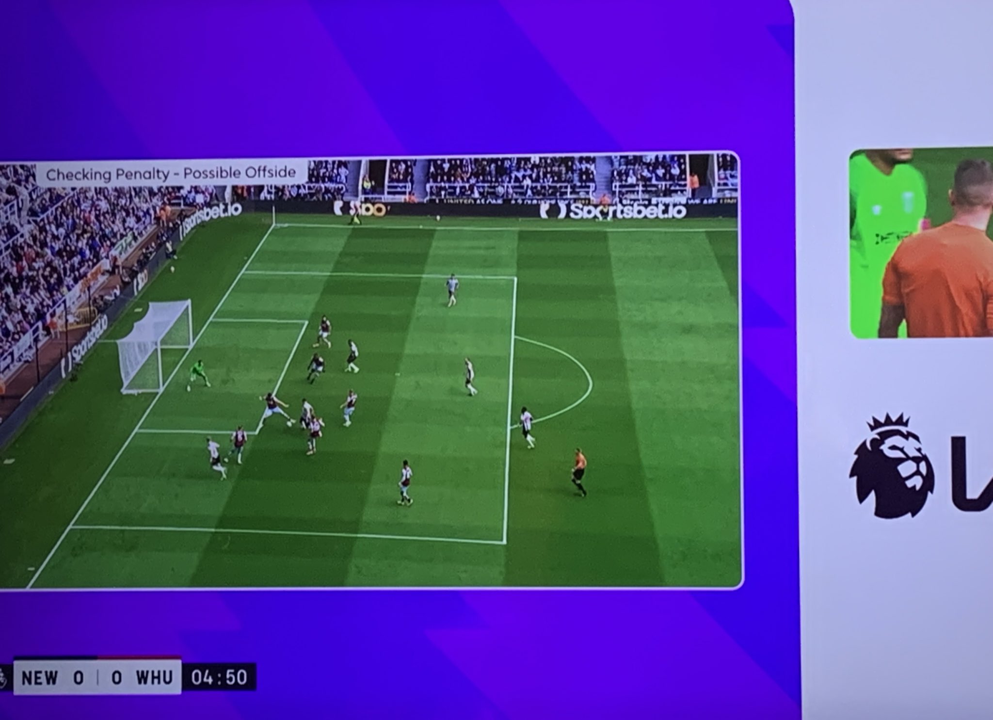 纽卡两个点球均有争议？戈登疑似越位回抢&背后伸腿没碰到球