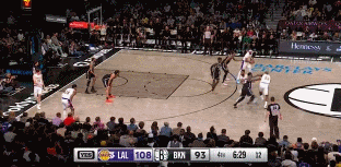 这是主场？詹姆斯三分10中9后再次拿球 篮网主场球迷纷纷起立致敬