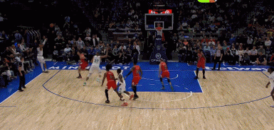 撞了一下腰！半场结束时卡鲁索卡位和戈贝尔发生小冲突