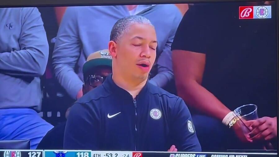 很不满啊！哈登罚球不进 泰伦-卢场边叹气翻白眼