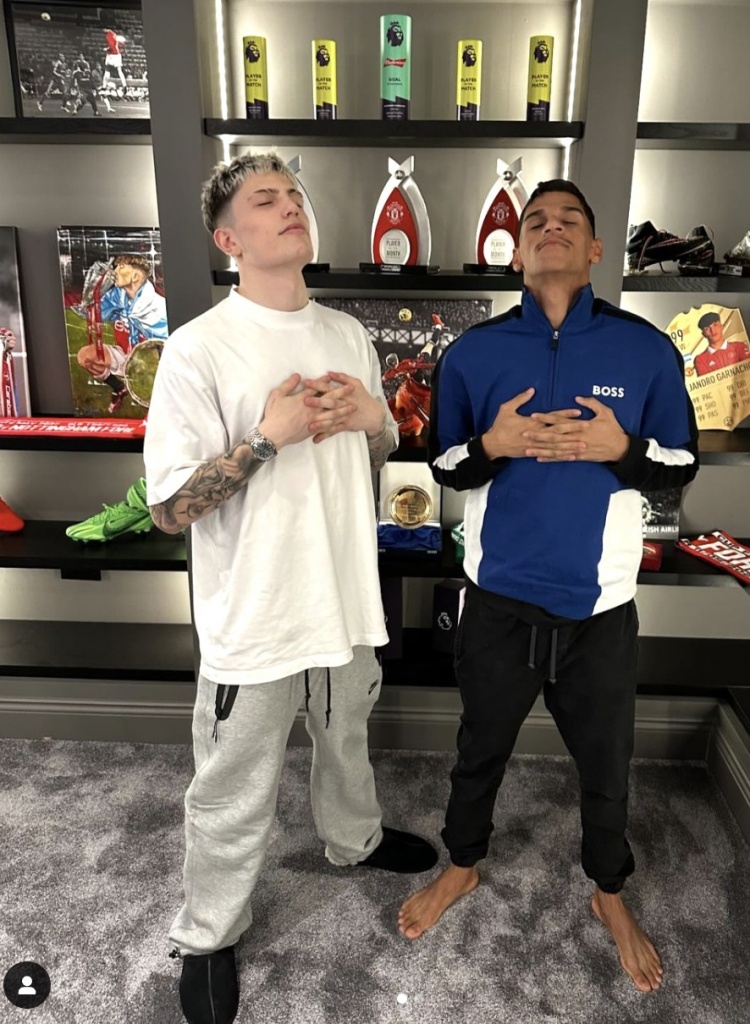 ❤️他真的超级爱！加纳乔与巴西网红合作&晒偶像C罗经典冥想庆祝