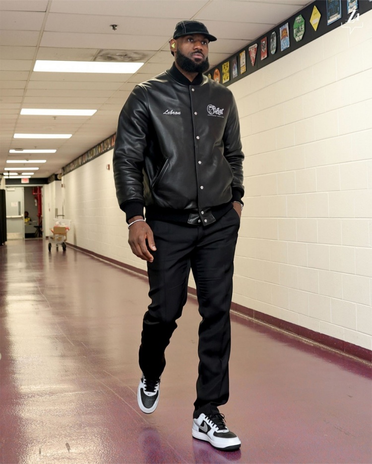 做客华盛顿！詹姆斯黑色衣+黑帽子大哥范儿十足 水拉略显商务