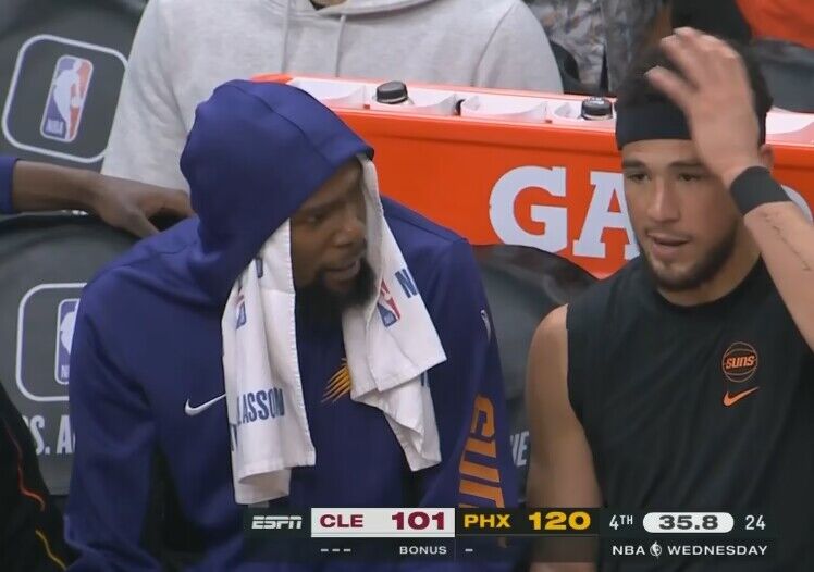 像长了俩长耳朵！杜兰特先戴毛巾再戴帽子 小造型挺别致~