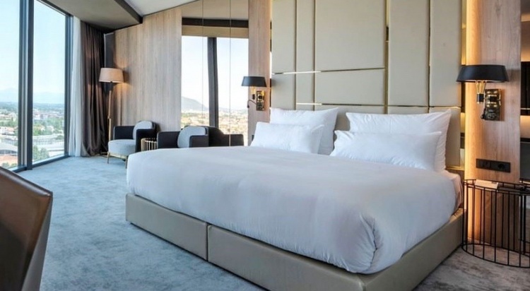 有请哪位吧友？C罗友谊赛睡过的床将被慈善拍卖 起拍价4300英镑