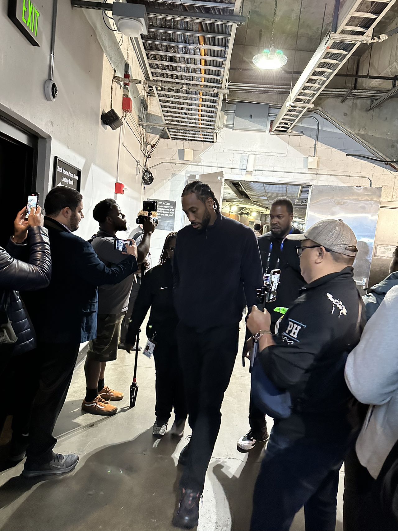 小吧在快船主场球员通道碰到卡子哥了 这一身黑有点帅嗷！