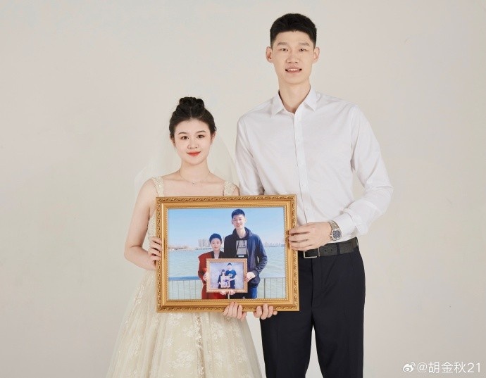 好球员好丈夫！胡金秋和妻子晒两人甜蜜合照：相爱十年❤️