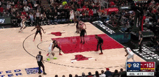 但愿无碍！卡鲁索防守被布伦森踩到脚踝&已换下场