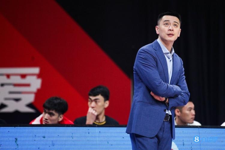 媒体人：这不像辽宁队 各种无脑单打 缓慢的轮转球 没强度的防守