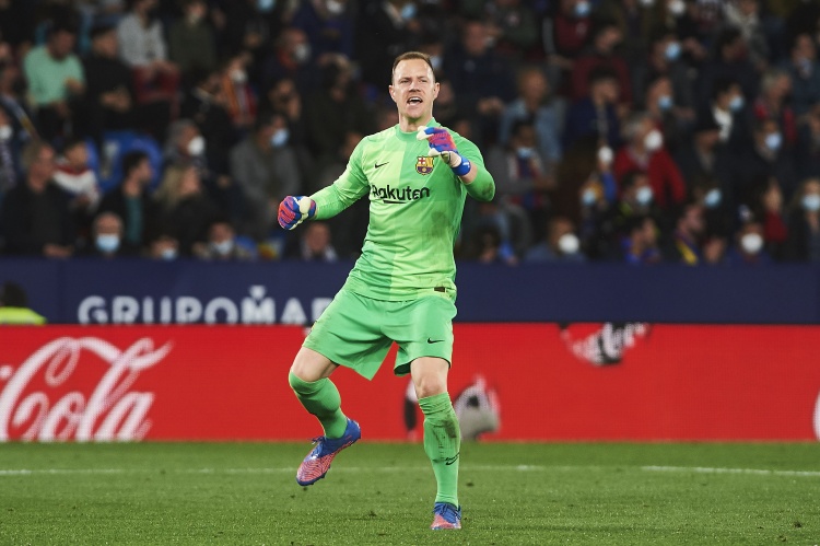 五大联赛本赛季门将传球成功率排行：特狮居首，多纳鲁马次席