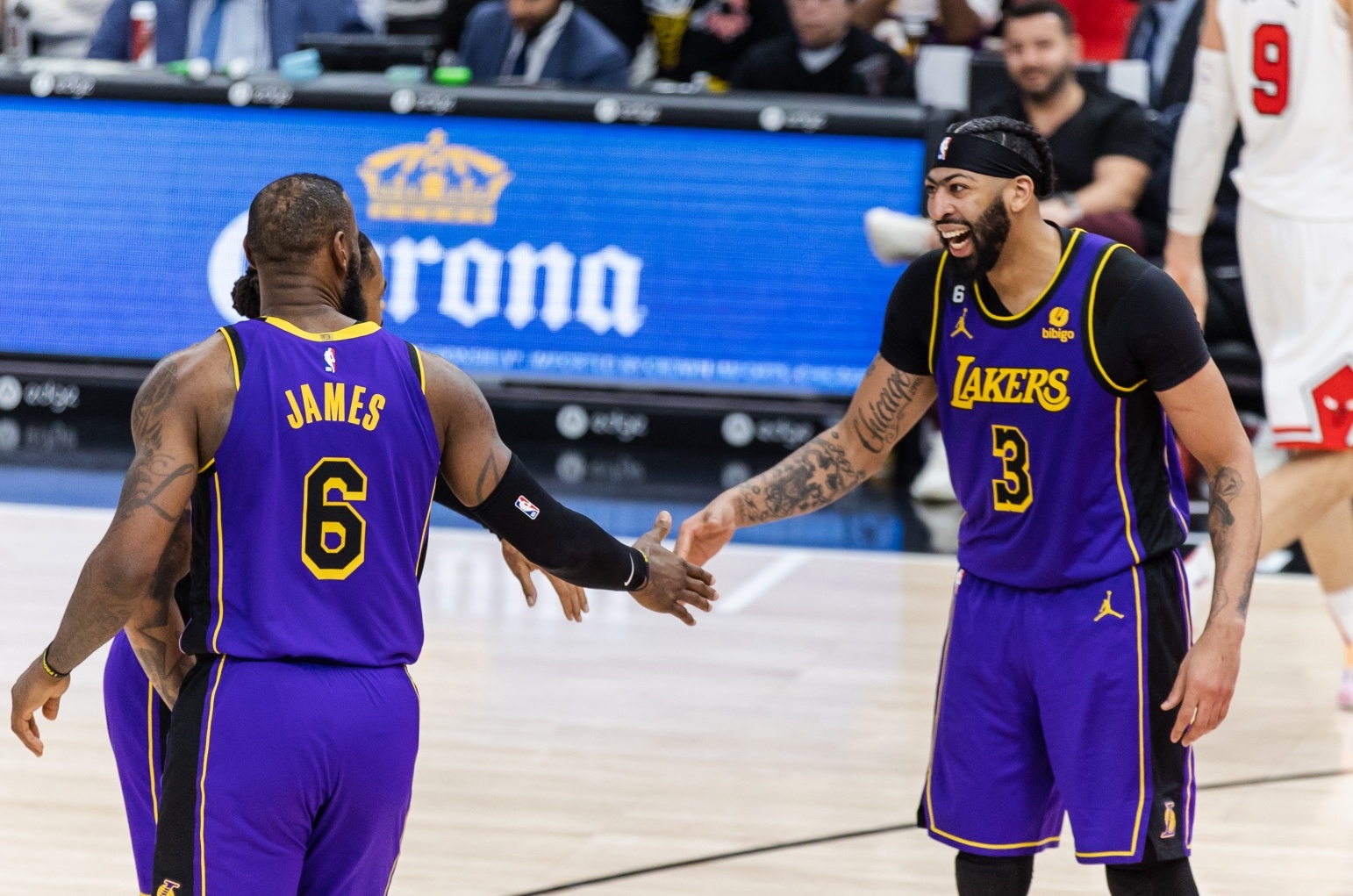 詹眉都打！湖人首发：詹姆斯 戴维斯 里夫斯 拉塞尔 八村塁