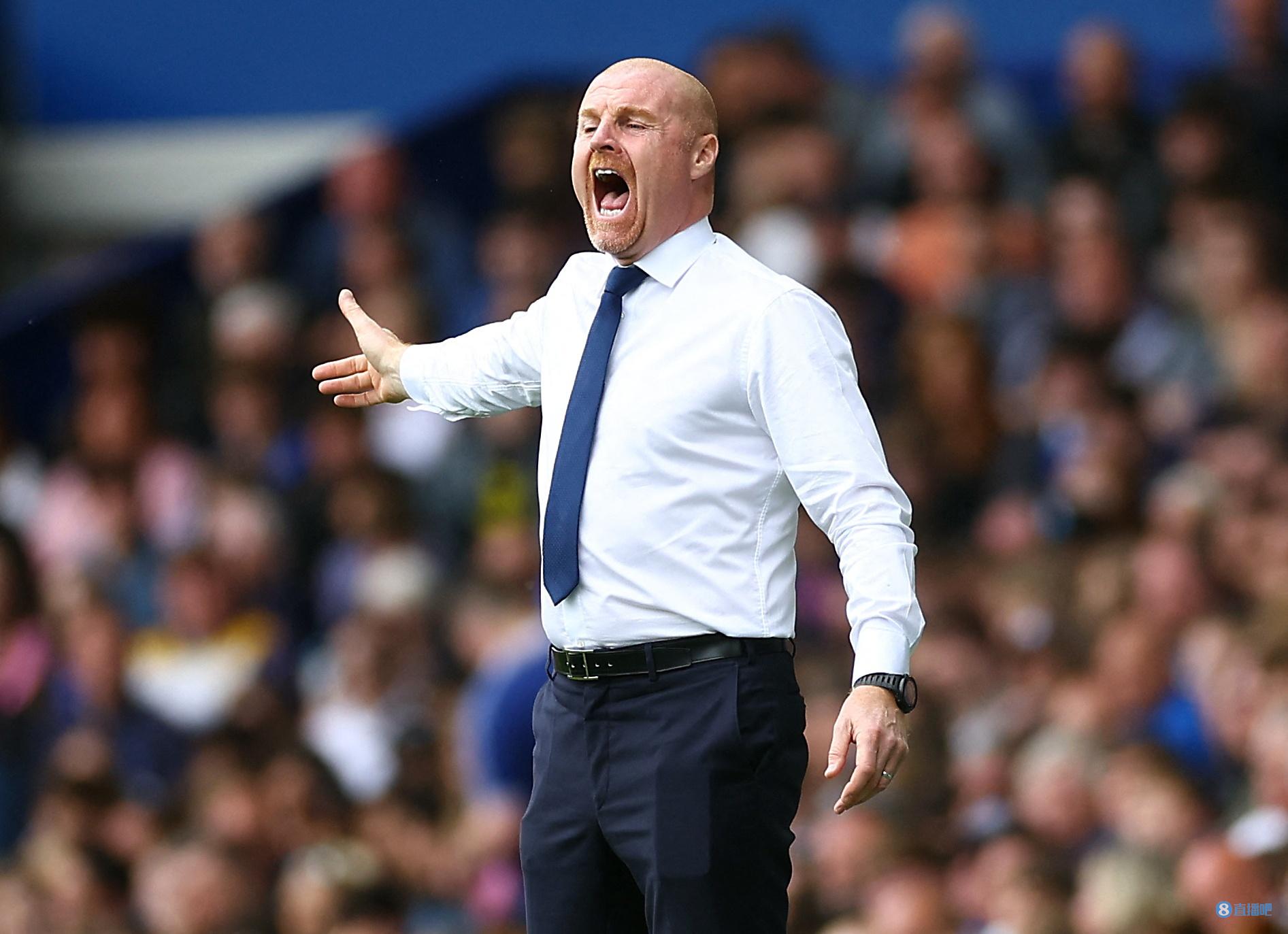 邮报：埃弗顿主帅吃饭时拍打球员头部，导致气氛不佳被队长拉开