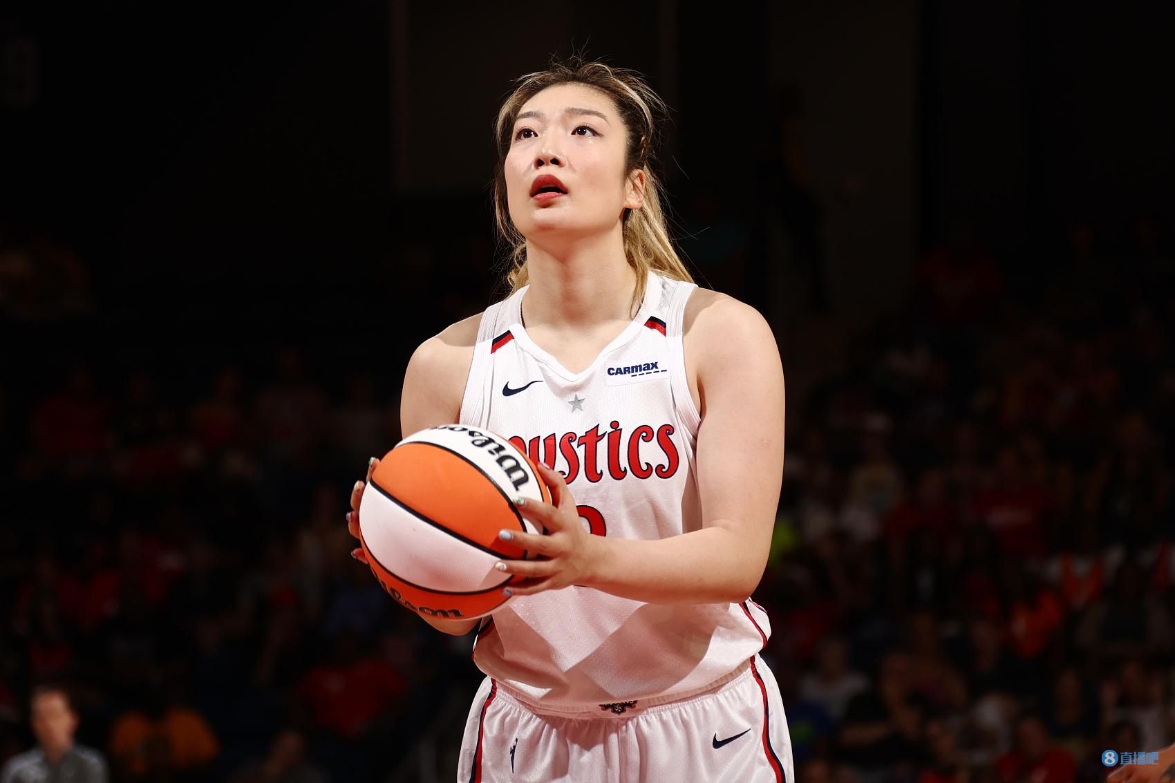 李梦暂不回WNBA 媒体人:女篮成功有长集训的功劳 但走出去也重要