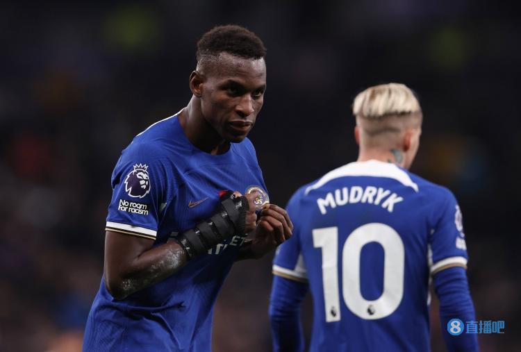 心善！太阳报：杰克逊以前经常找队友要旧装备，带回老家送给孩子