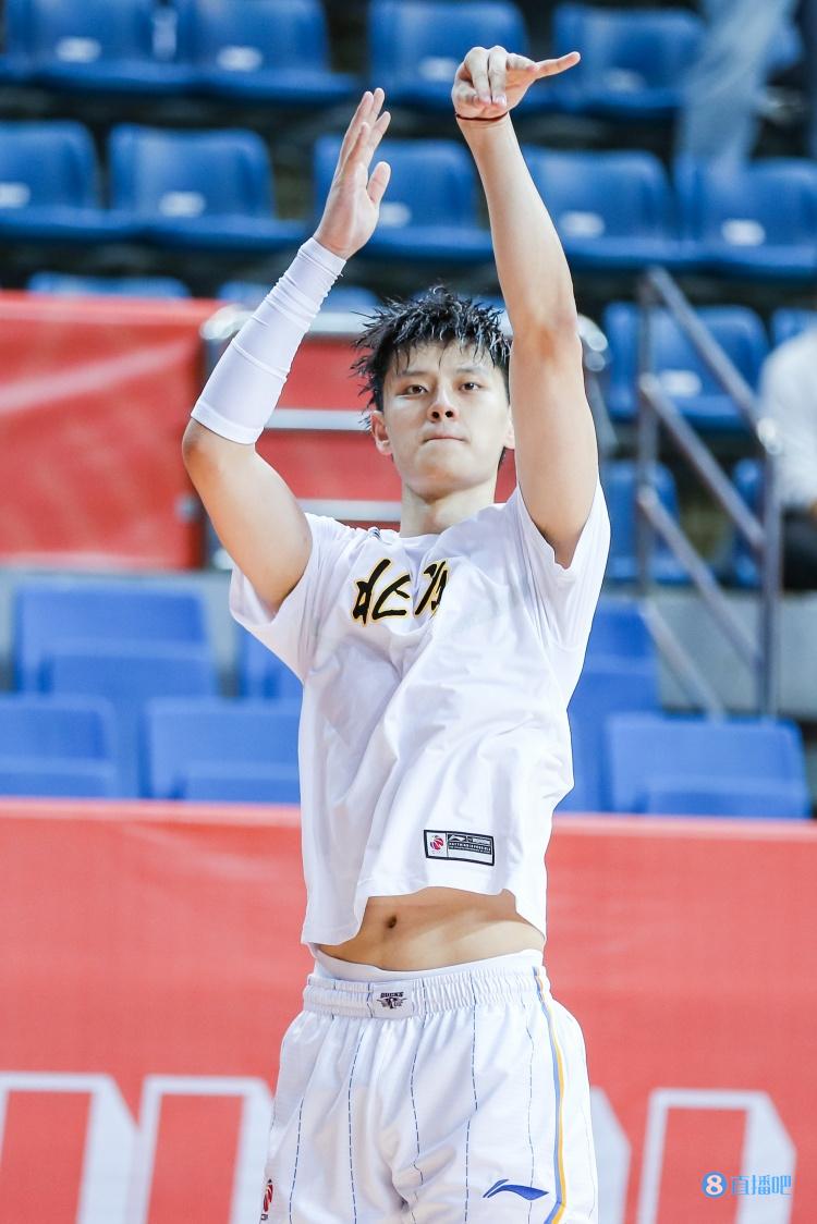 曾凡博慢慢找回手感 布克和基恩终于展现出了小外援应有的攻击力