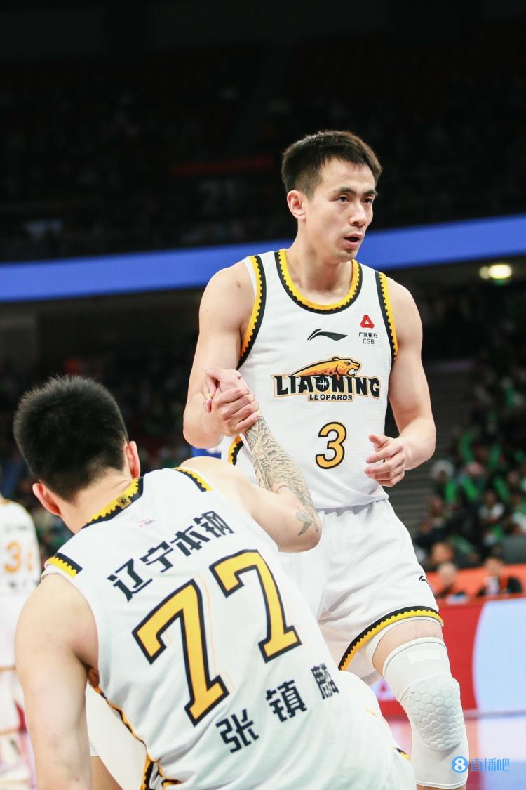 首发5人铁了仨！赵继伟&张镇麟&莫兰德半场合计22中5 仅得到18分