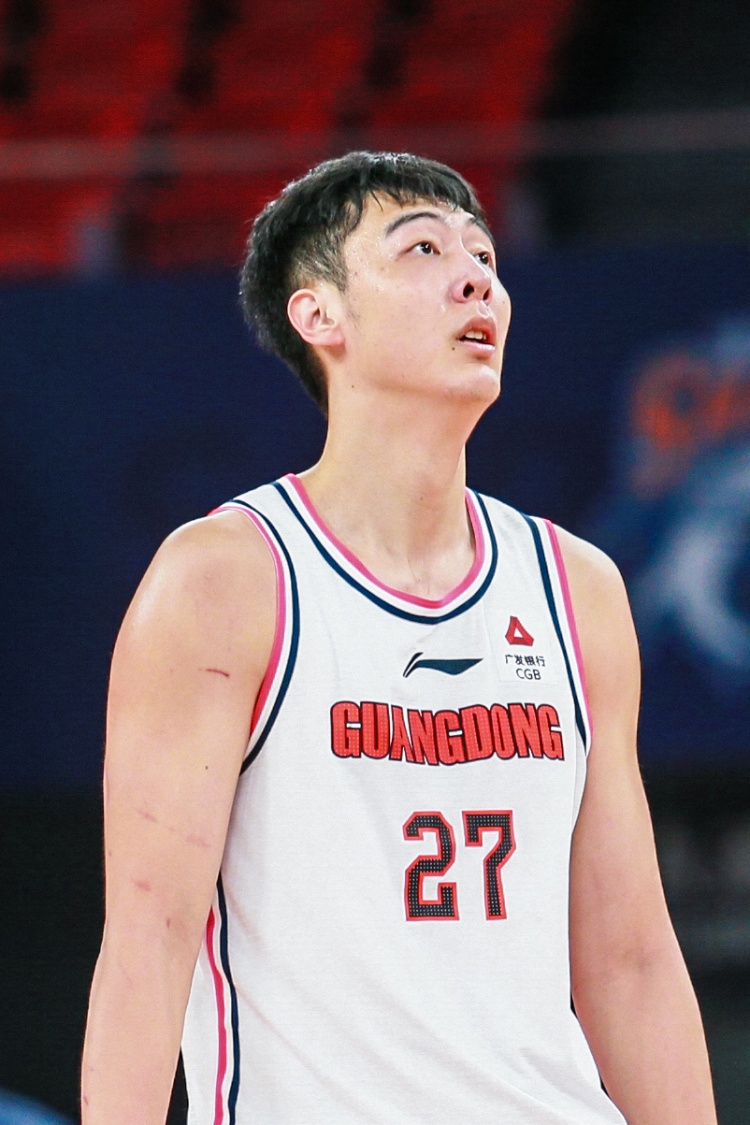 很能抢！张明池半场10分钟4中3贡献7分6板 其中5前场板