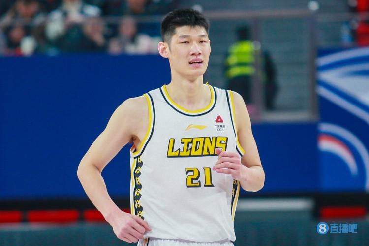 火力全开！胡金秋半场12中9狂砍23分12板 三分3中3