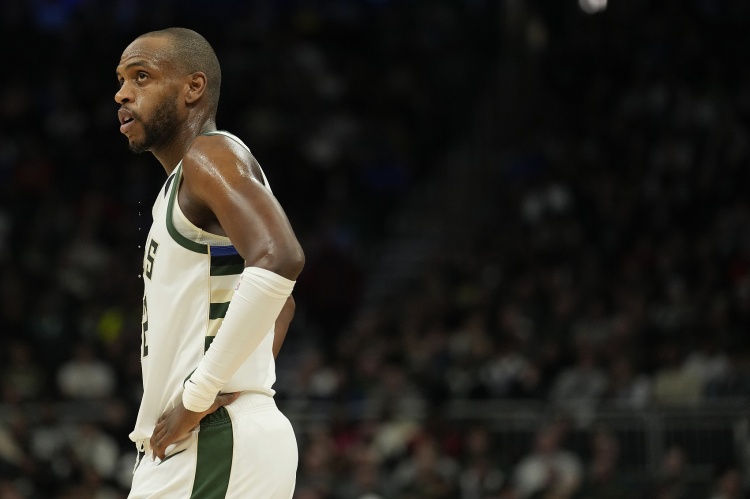 尽力了！米德尔顿16投9中 得到21分5篮板6助攻3抢断&5犯规