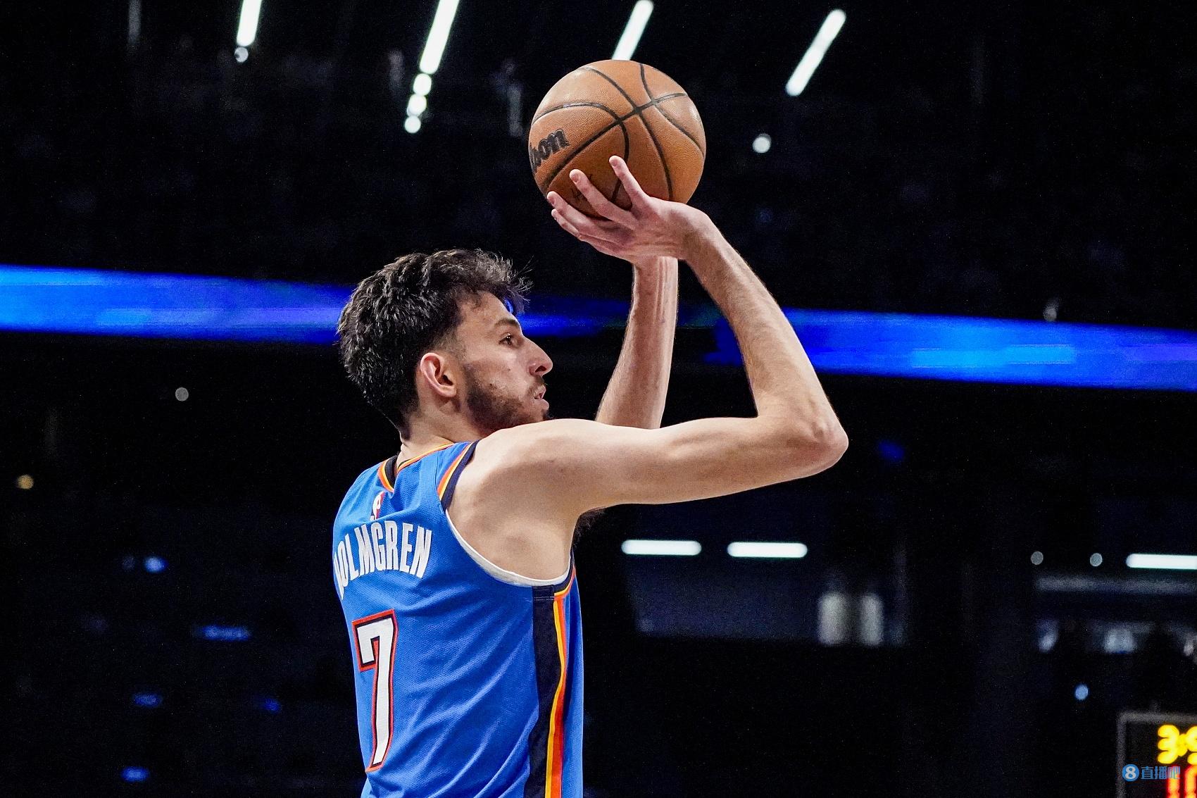 霍姆格伦表现出色！亚历山大：他能投能传 这展现了他的努力