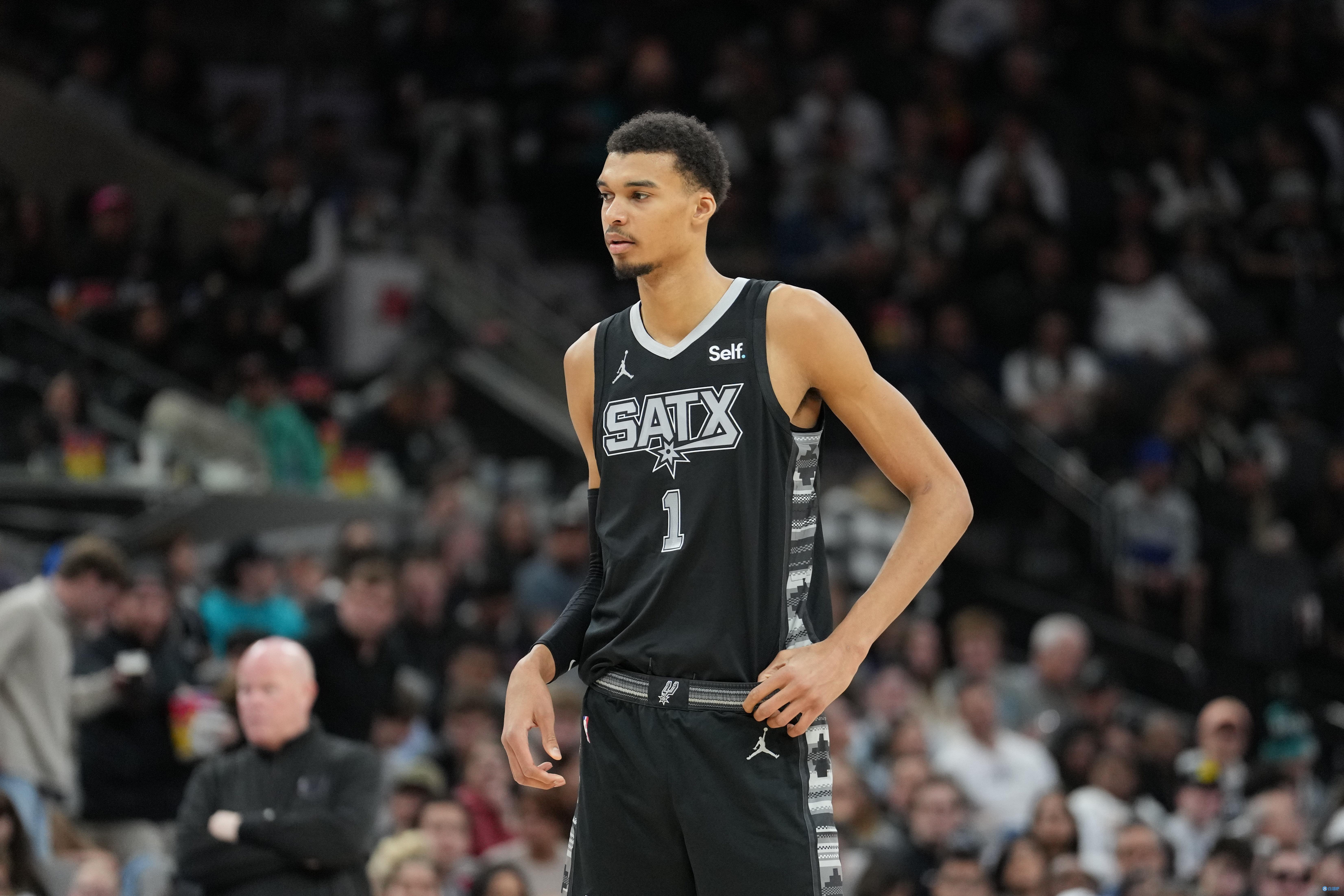 琼斯：文班在场时我们能防得更有侵略性 因我们知道他会保护篮筐