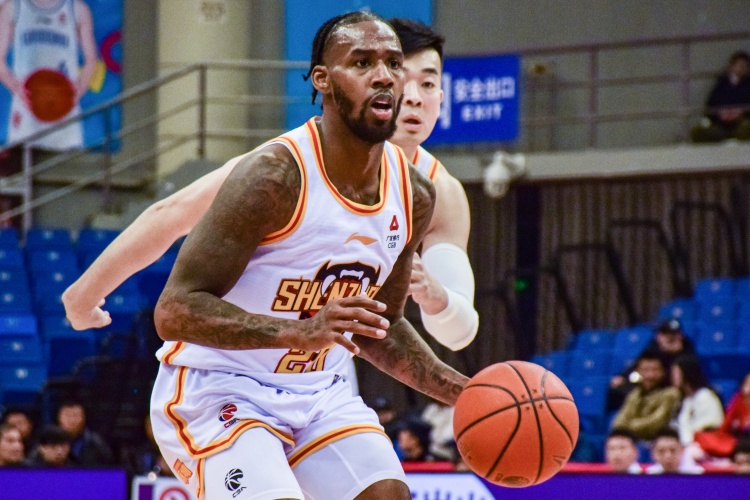 深圳记者：外援亚当斯今天没进大名单 近两日也没有训练