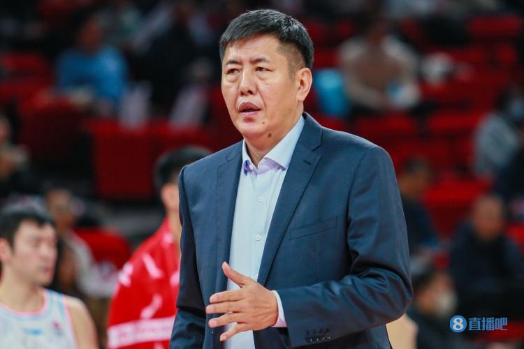 丁伟：篮板球是球队的生命线 希望队员都能借比赛历练自己
