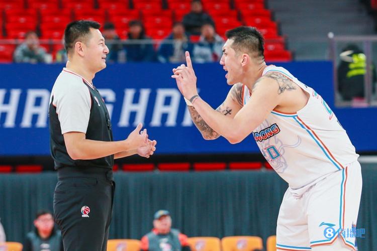 相当低迷！陶汉林3中2贡献4分7板3助2断 提前6犯离场