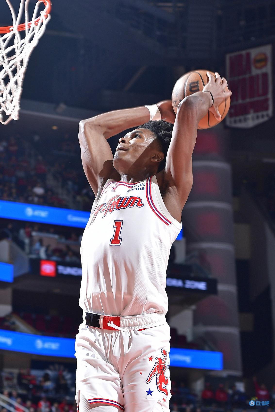 本季首发时阿门-汤普森场均12.6分10.8板3.9助1.8断 命中率62.5%