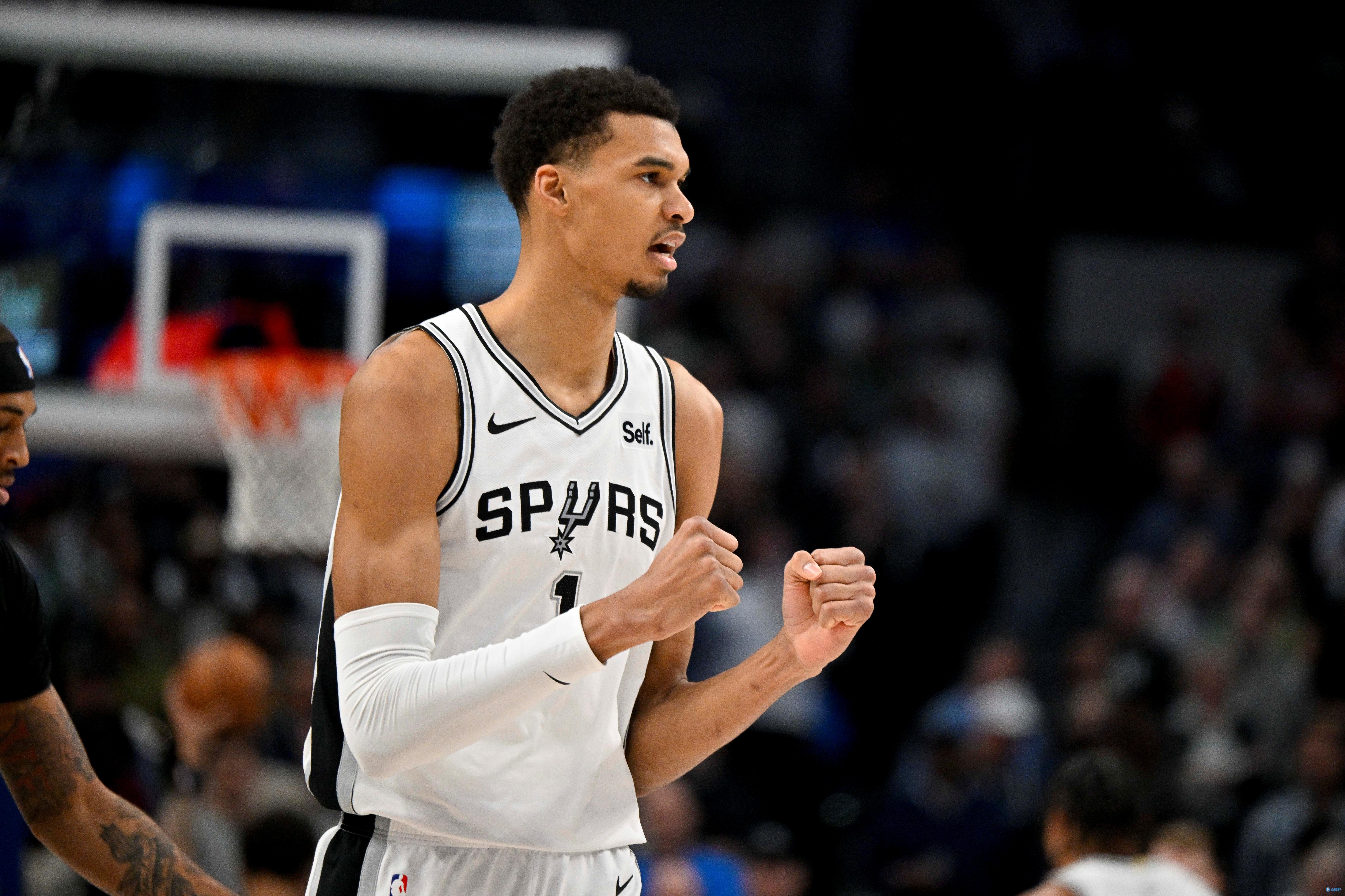 五边形战士！文班亚马半场7中2拿下11分6板2助2断3帽