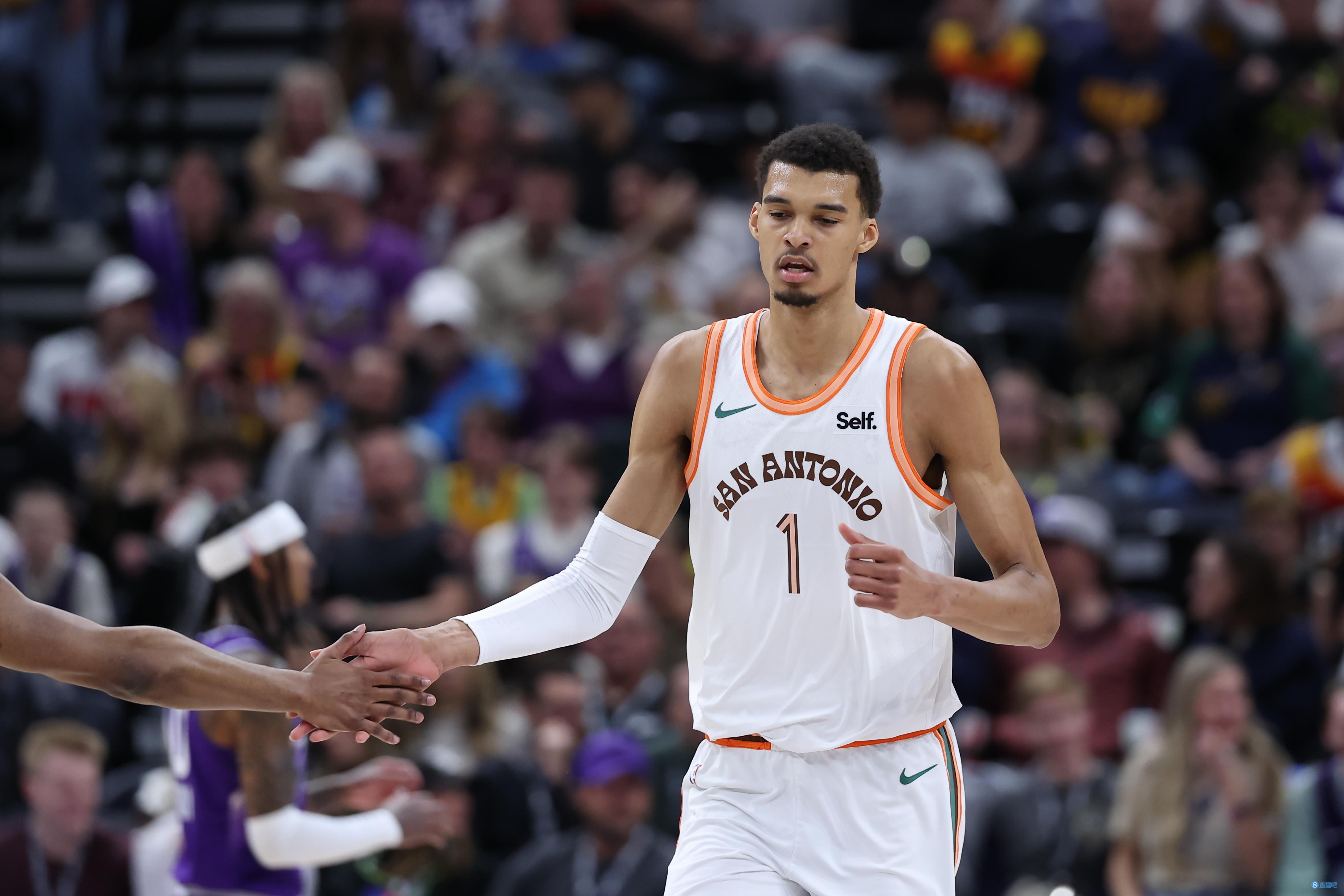 张佳玮：文班风格不像邓肯 进攻想质变要么上力量要么配好传球人