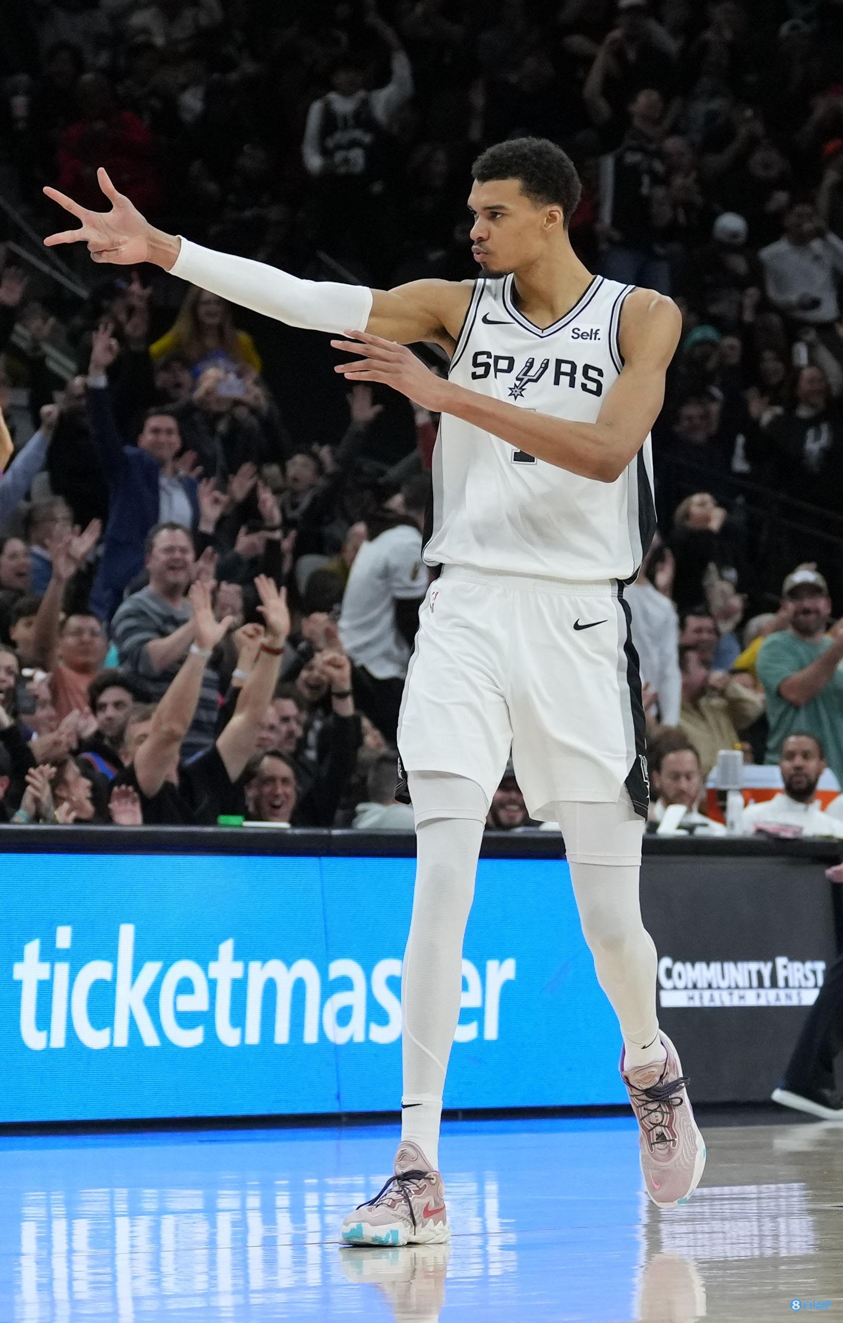 文班亚马单赛季至少200助200帽100三分 NBA历史第一人