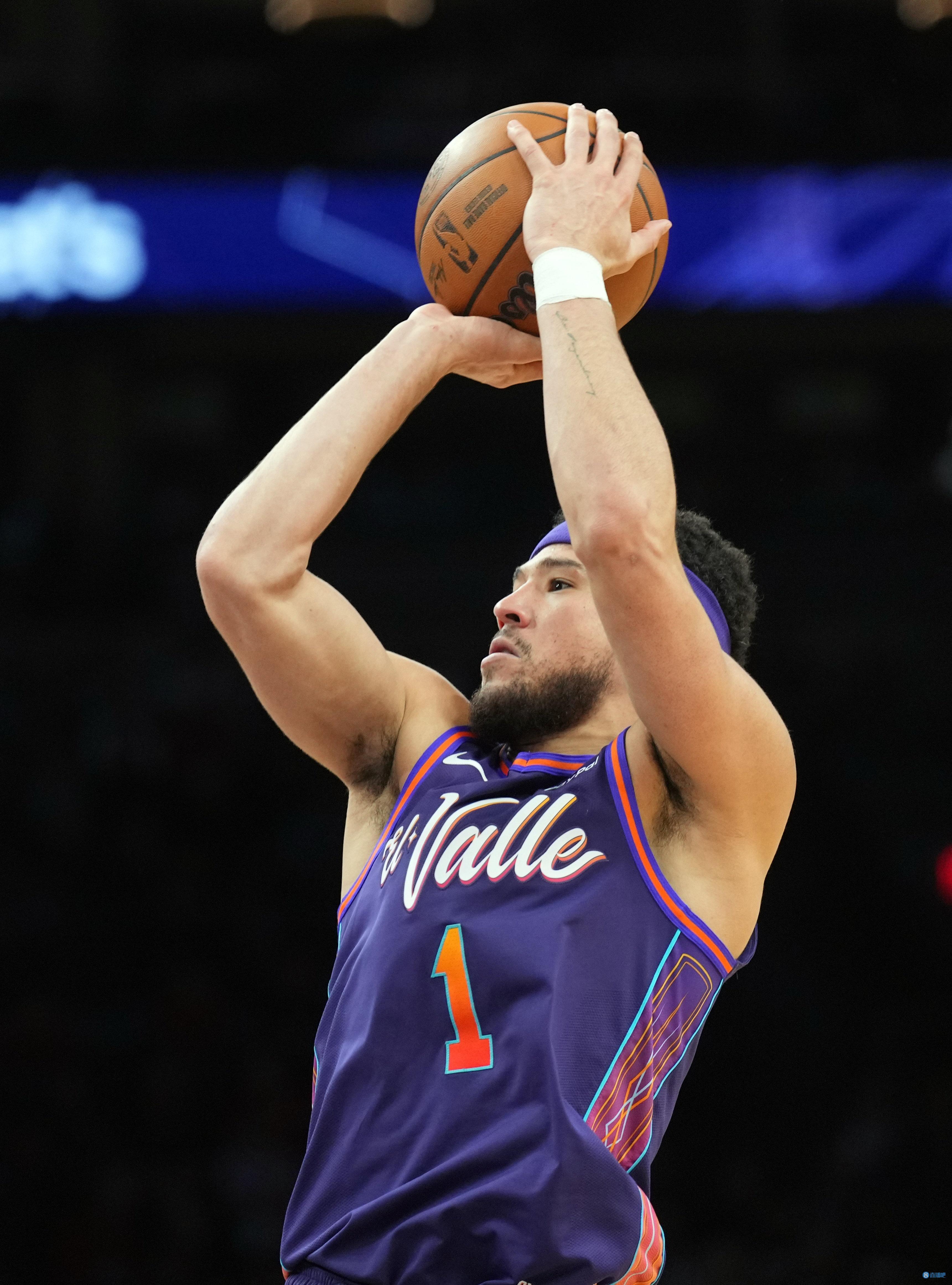 真滴慢热！布克打满首节 但3投0中无得分入账&仅拿2板3助