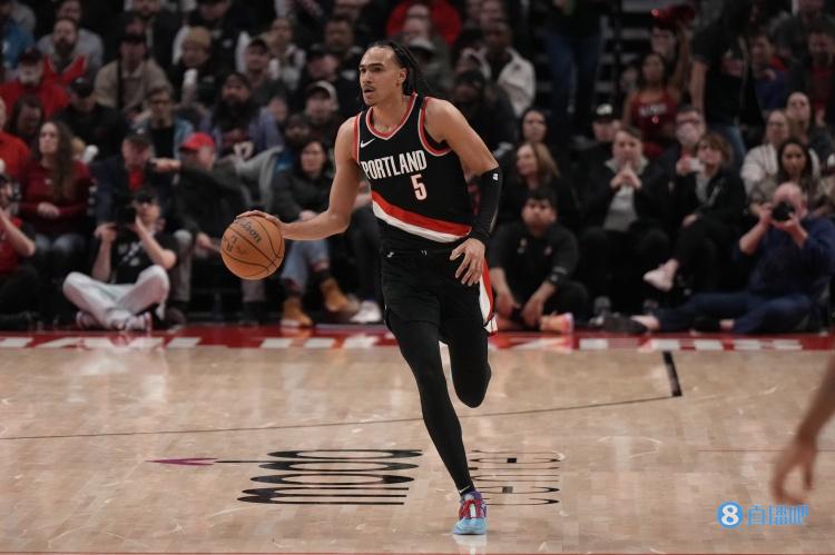 全面发挥！班顿半场14投8中&三分4中2砍下20分4篮板5助攻