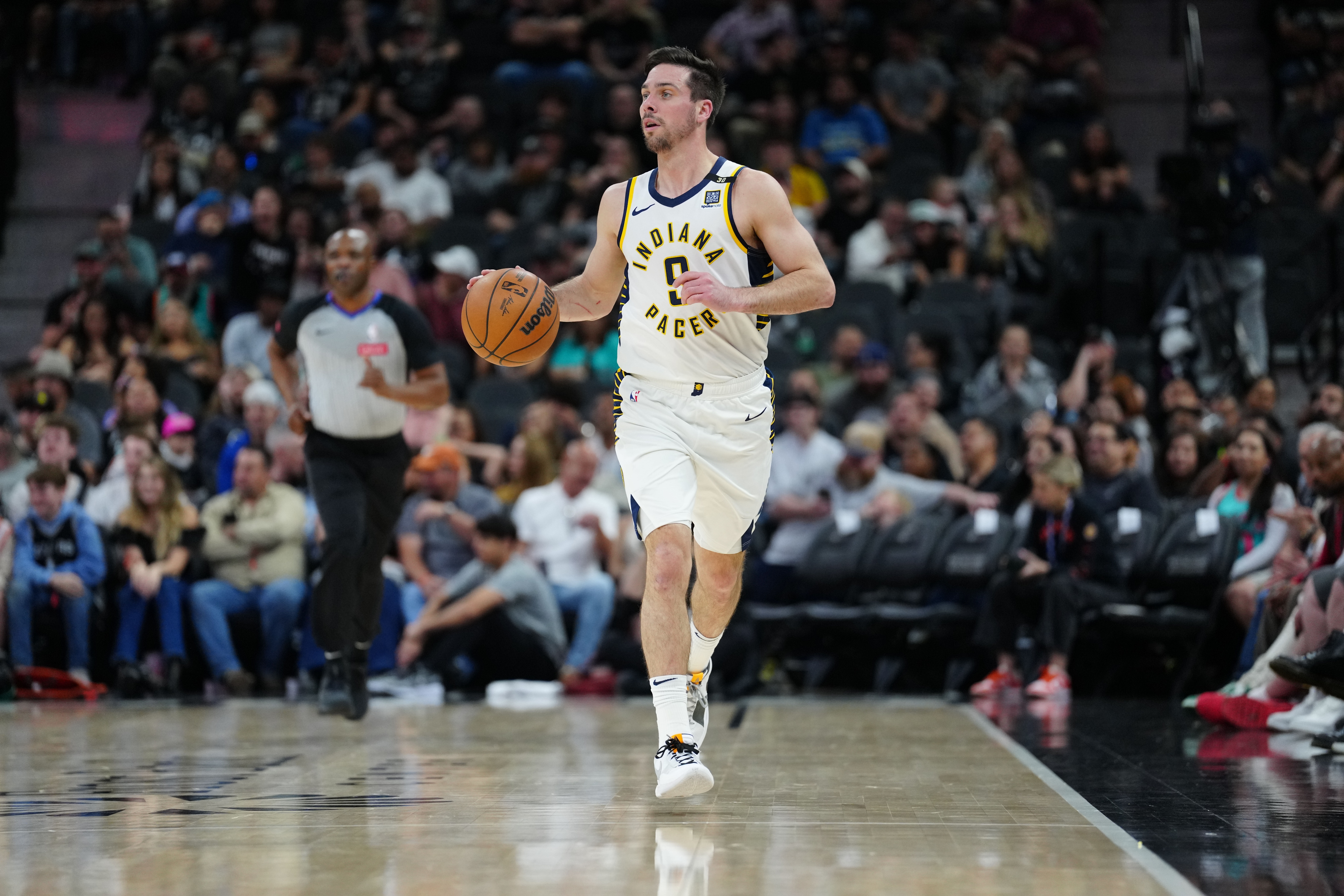 哈利伯顿：麦康纳现在对自己的跳投非常自信 这对球队帮助很大