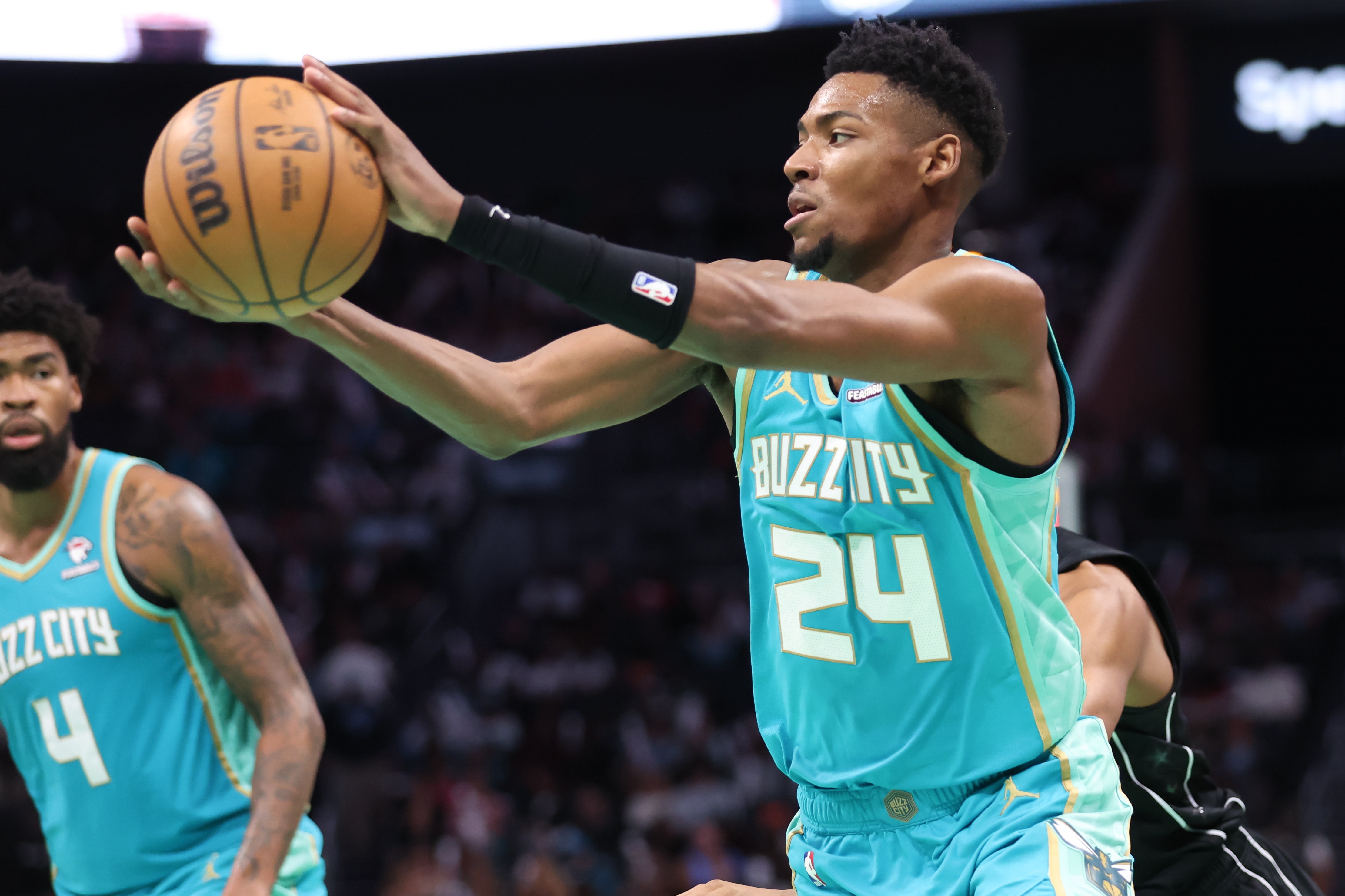 最后连得5分险翻盘！布兰登-米勒三分8中1 得21分3板1助2断1帽