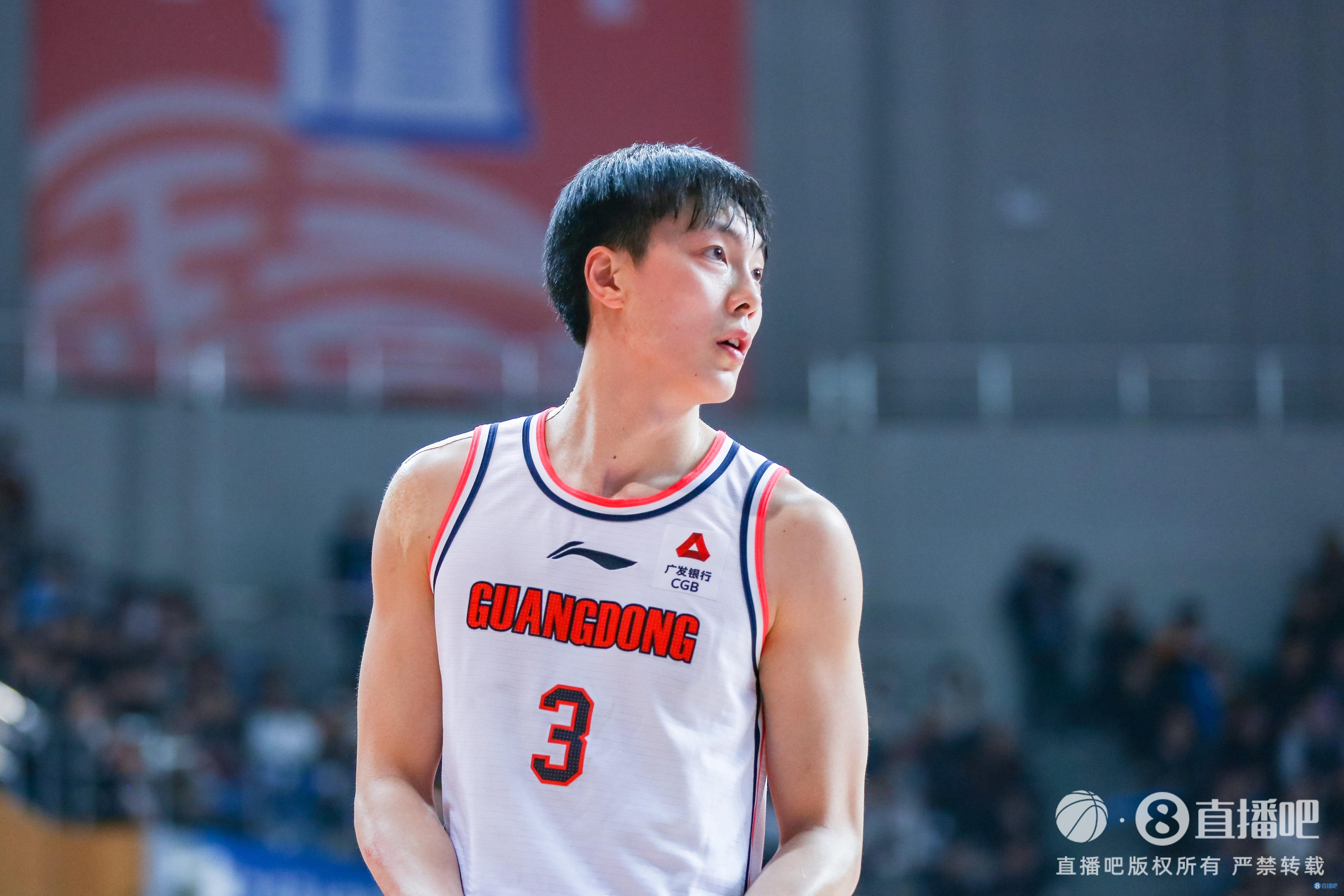 手感火热！胡明轩第三节6中5砍下15分 三分4中4