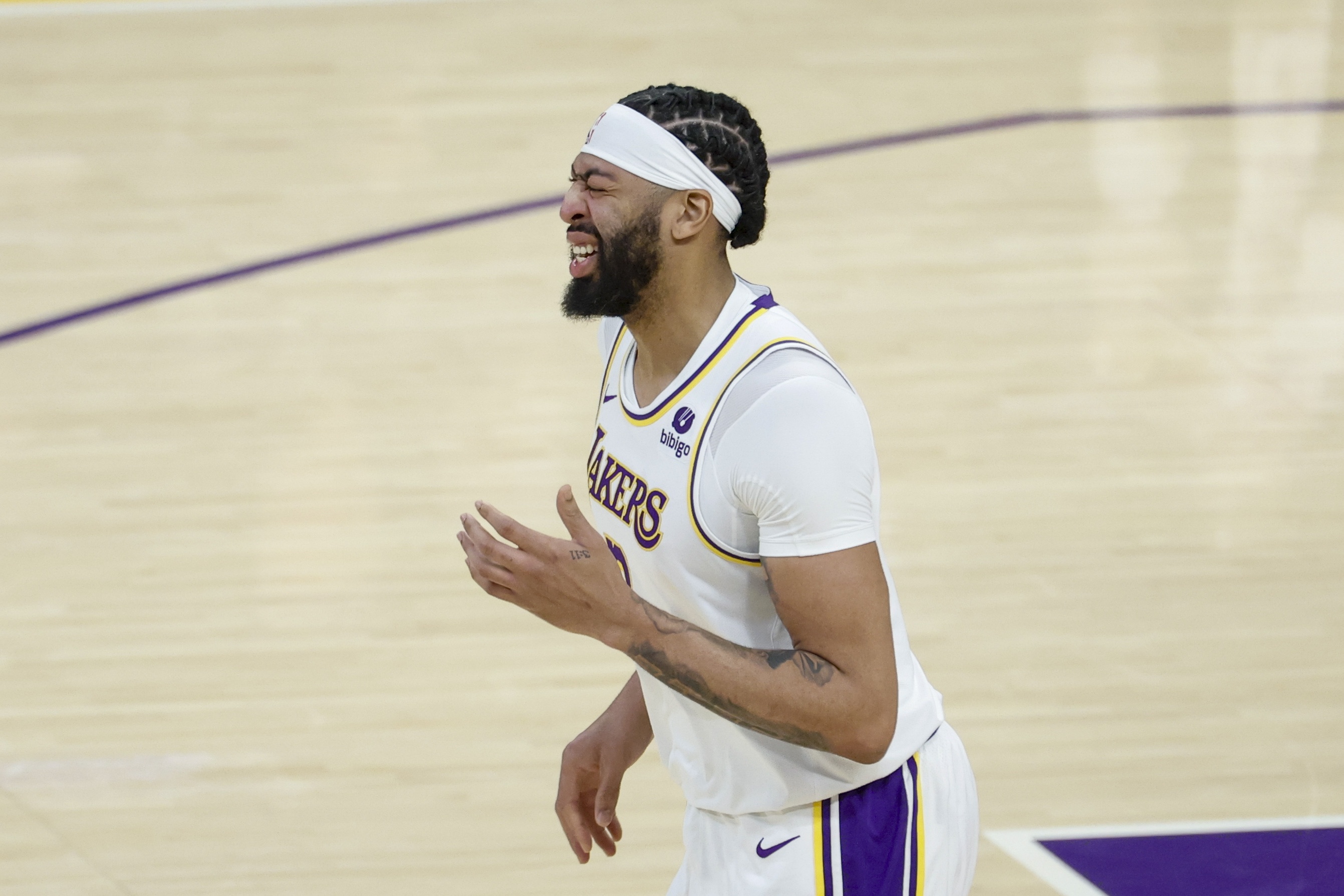 肿得厉害！詹姆斯：当我看向浓眉的时候 感觉他的眼睛像要闭上了