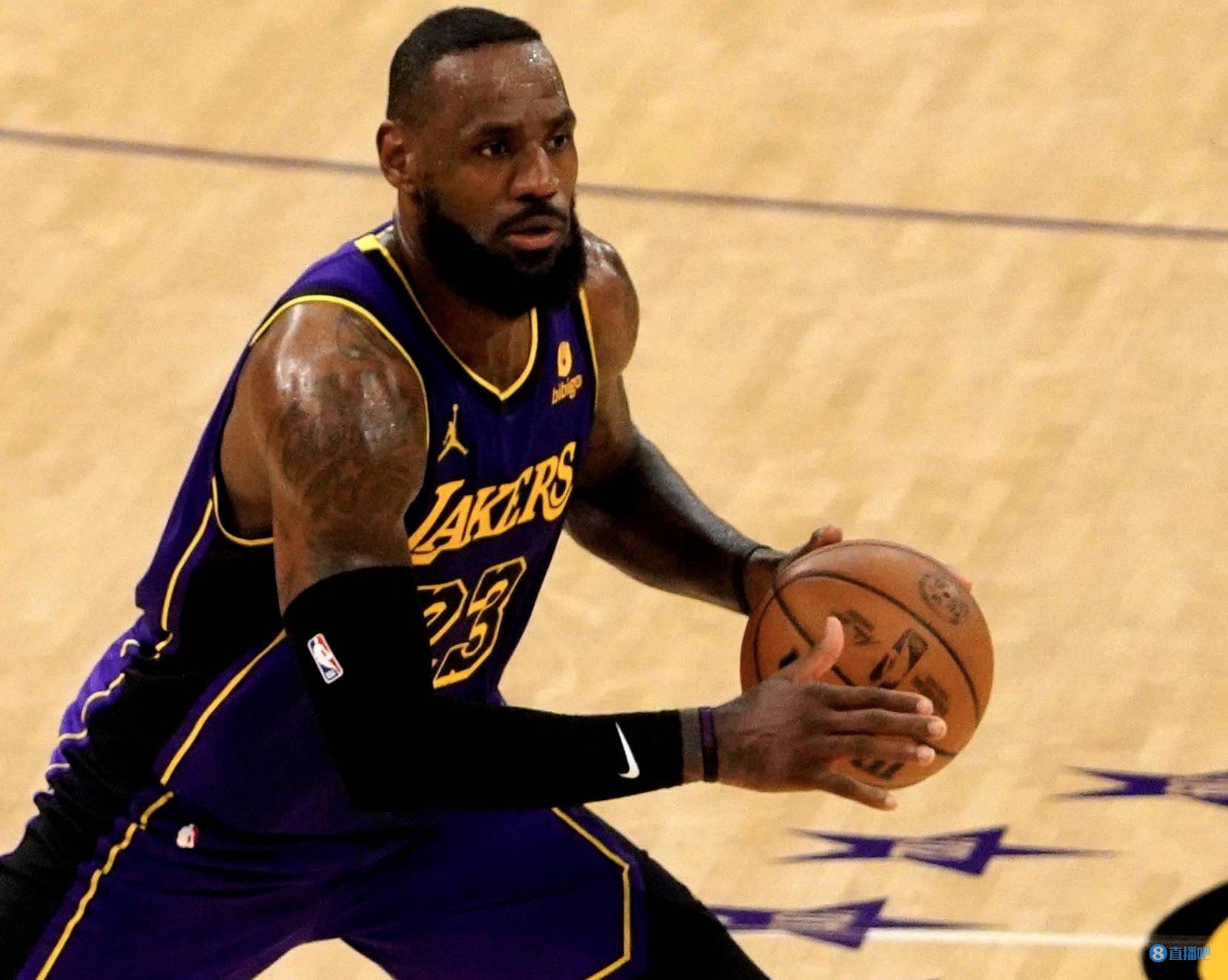 命中率不高！詹姆斯半场13中4拿到13分3板4助