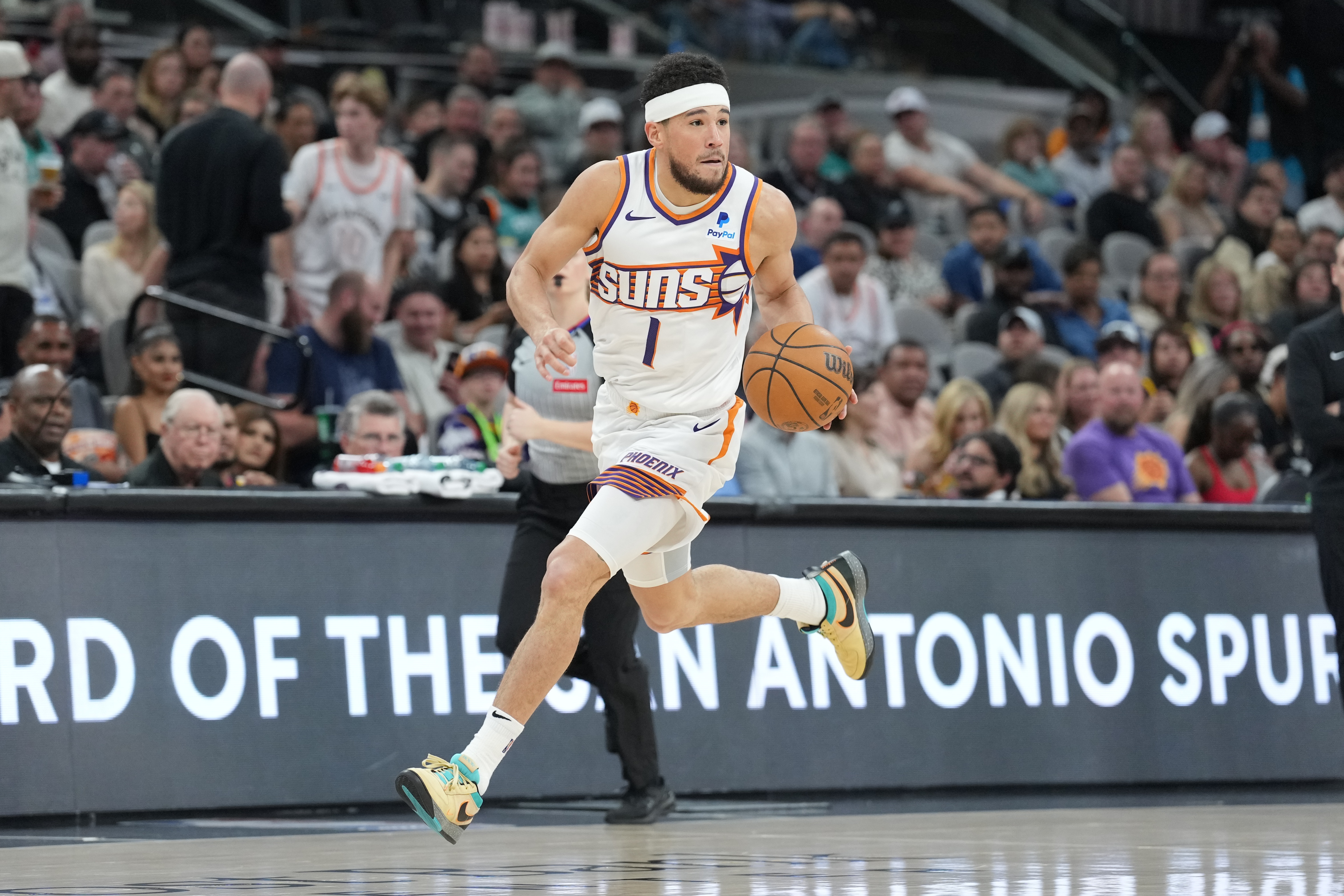 开场就起飞！布克开场半节时间6中5三分5中4轰14分