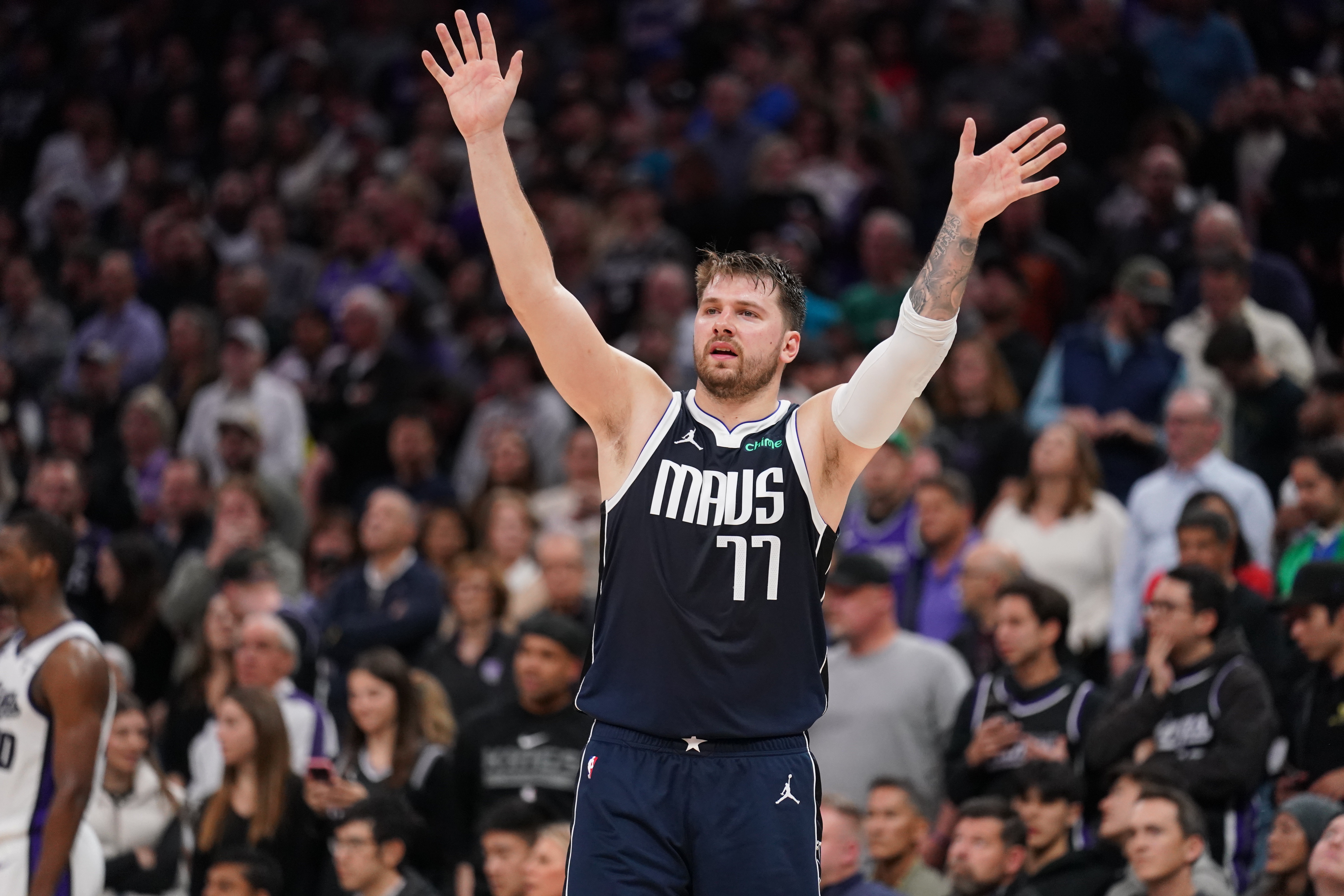 众生平等！东契奇无差别单打 半场18中12&6记三分爆砍32+8+5