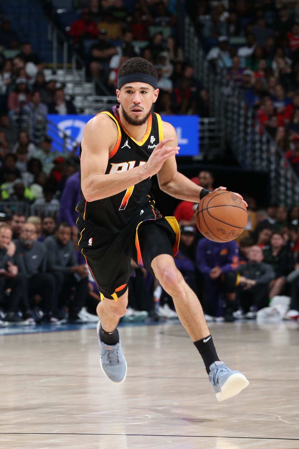 今天我主控！布克半场送出8次助攻 另6投2中进账8分