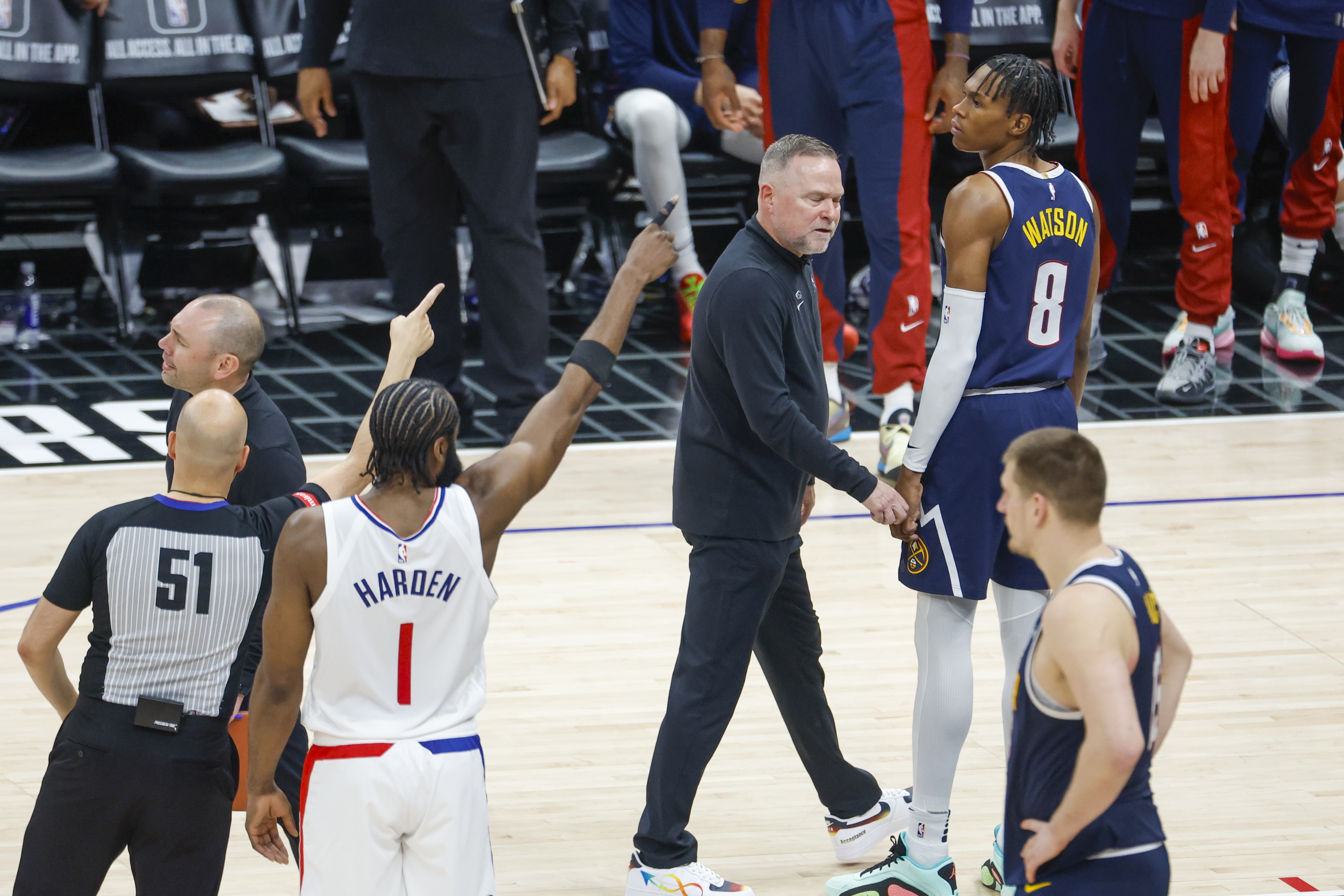 敢这样喷裁判？你除去吧！哈登神同步与裁判合力驱逐马龙